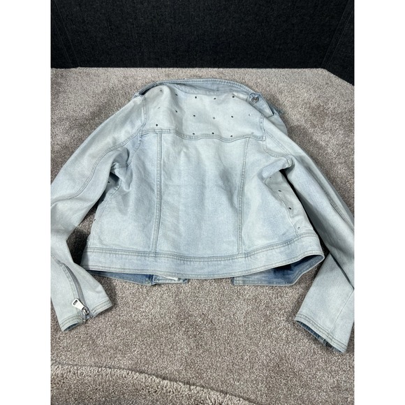 NWT DKNY Jeans Light Denim Fitted Jean Jacket - size Medium Studded Vintage Look - Picture 3 of 3